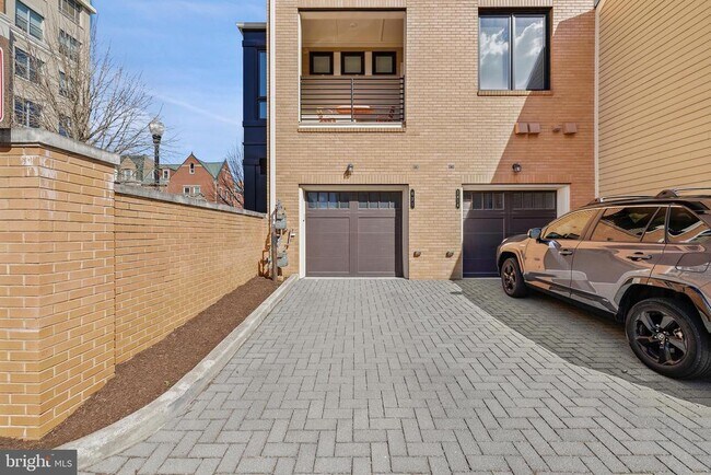 Building Photo - 621 Bluemont Ave