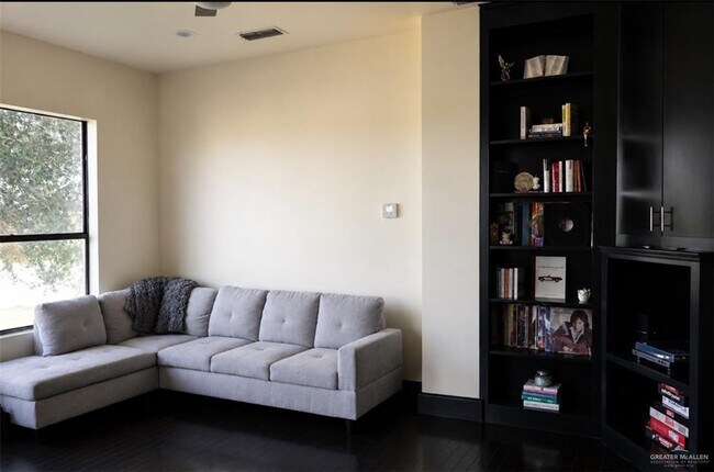 Building Photo - 310 Rio Grande Dr