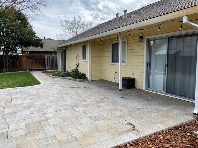 Building Photo - 6 MONTH LEASE - 3 Bedroom / 2 Bath Great C...