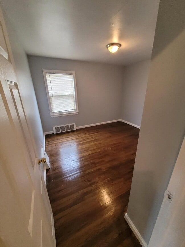 Building Photo - 3 Bedroom 1 Bath Home in Eastpointe