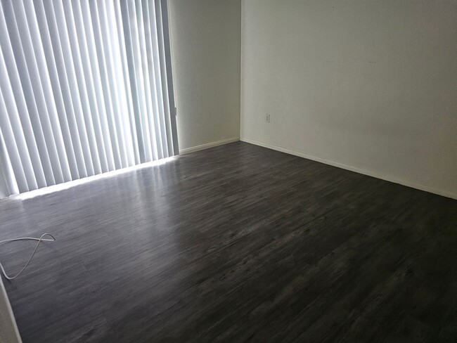 Building Photo - 2 Bedroom Townhome for Rent