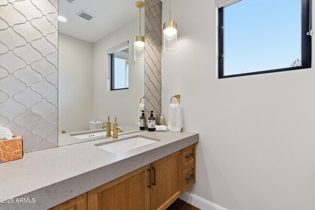 Building Photo - 4601 N Royal View Dr