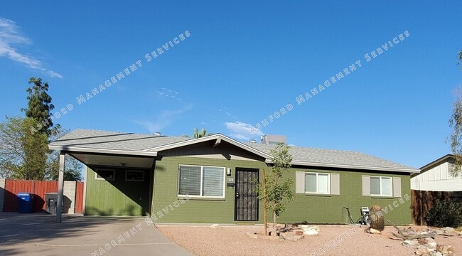 Building Photo - 3 BEDROOM HOME WITH HUGE BACKYARD/GARDEN AREA
