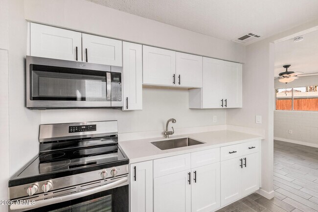 Building Photo - 1321 N 48th Pl