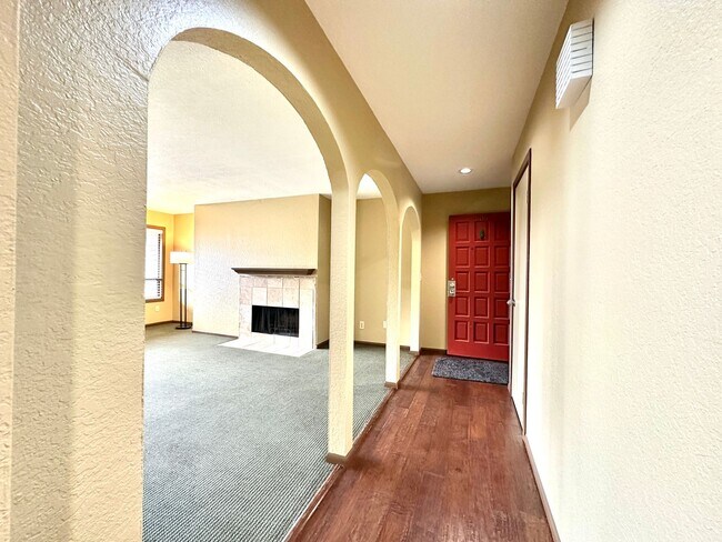Building Photo - 2bd/2ba Kirkland Condo