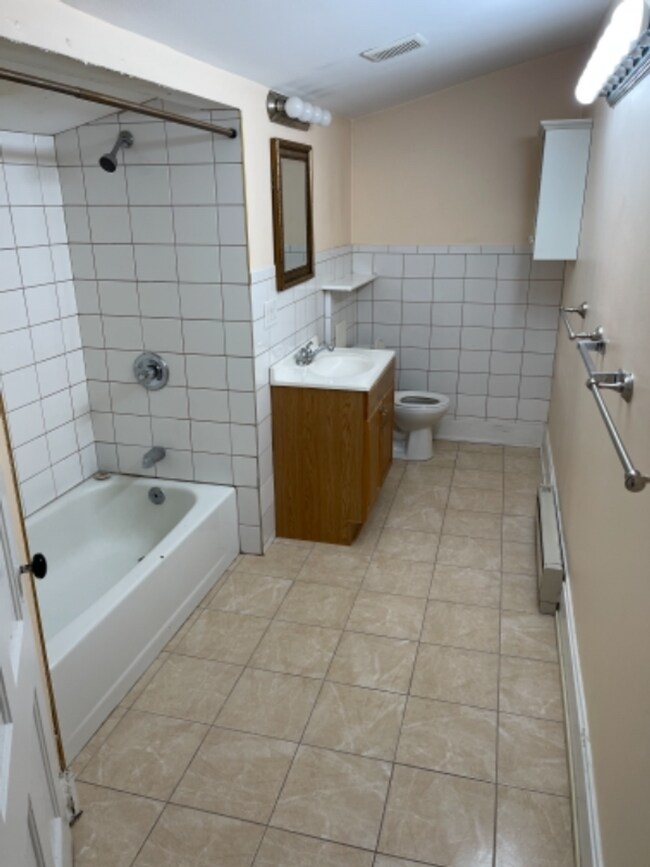 Building Photo - Newly Renovated East Rock Penthouse 2BR wi...