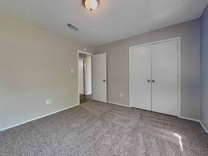 Building Photo - 316 Quail Creek Dr