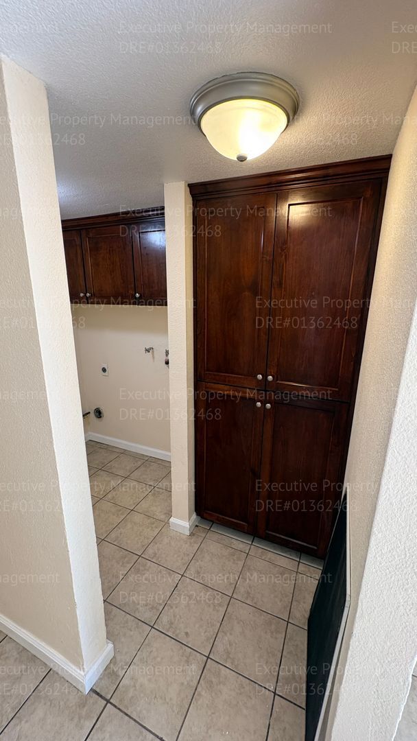 Building Photo - 3 bedroom/ 1.5 bathroom townhome