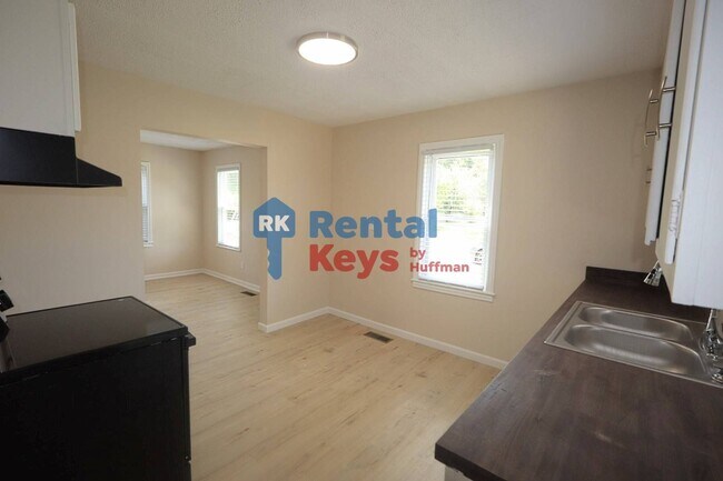 Building Photo - Three Bedroom House | New Flooring