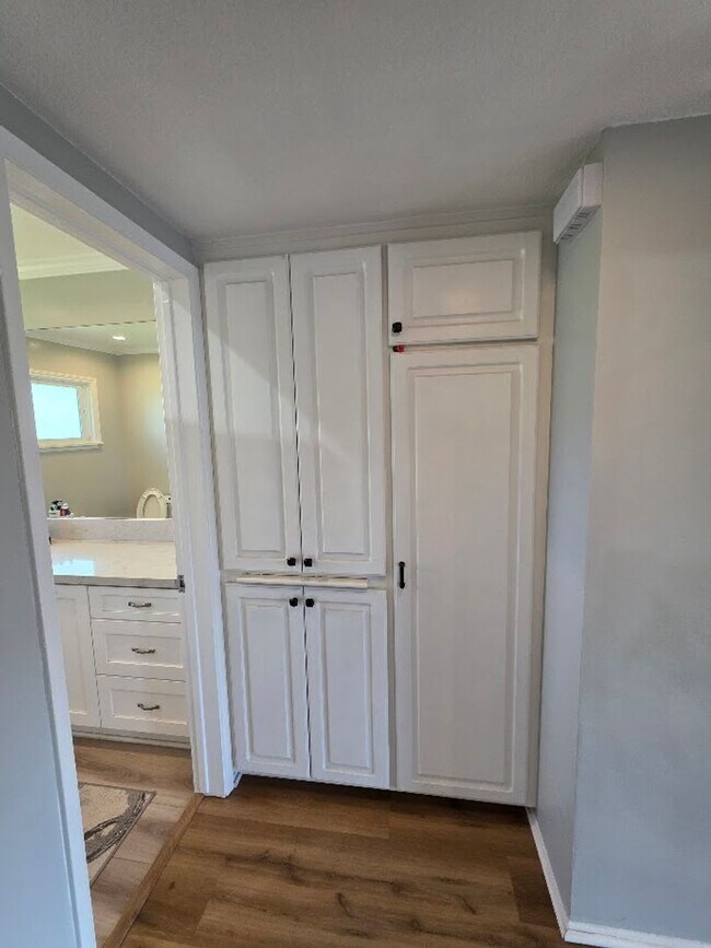 Building Photo - UPPER 1BD/1BA CONDO WITH GARAGE AND COMMON...