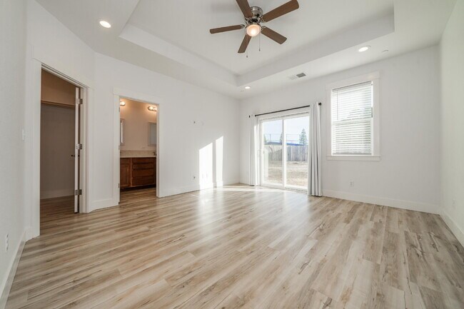 Building Photo - Modern 3-Bed / 2-Bath Home in Redding- Dog...