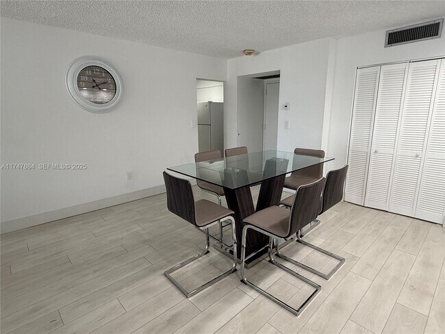 Building Photo - 3731 N Country Club Dr