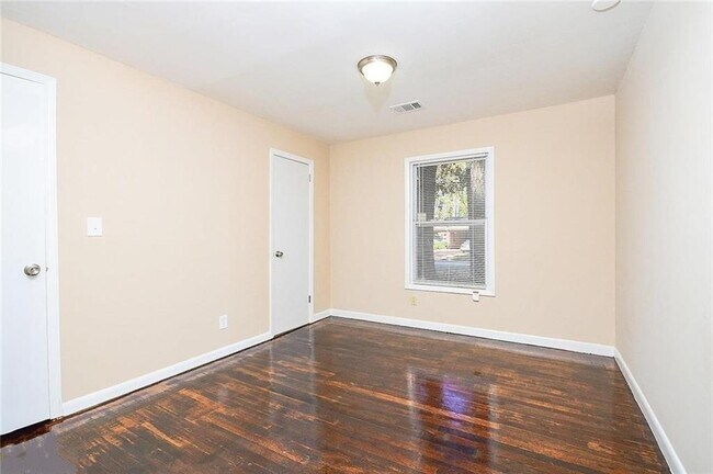 Building Photo - 185 Oak Dr SE