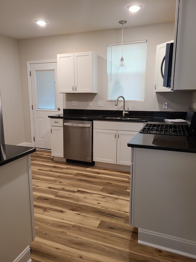 Building Photo - 1109 S Champion Ave