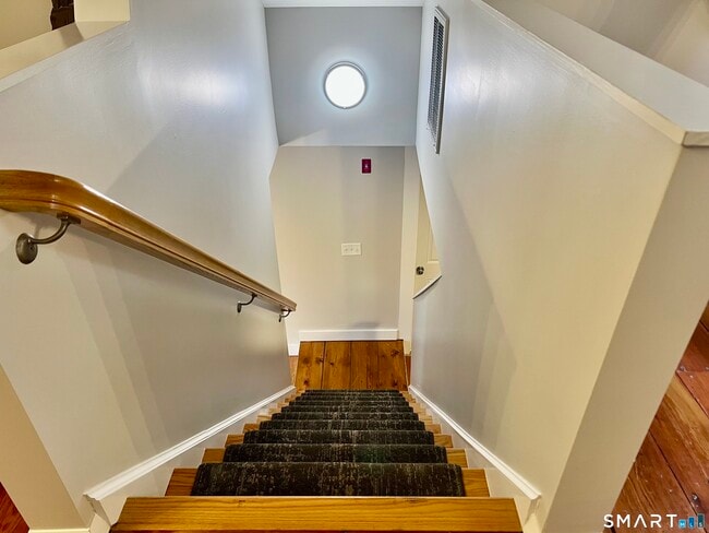 Building Photo - 435 Foxon Rd