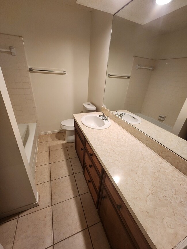 Building Photo - 3 bed 2 bath duplex