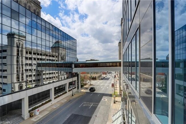 Building Photo - High-Rise Luxury 2 bedroom 2 bathroom cond...