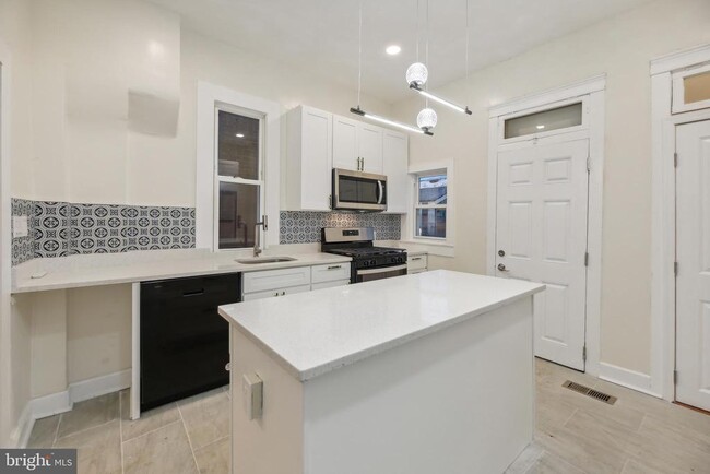 Building Photo - 3041 Belmont Ave