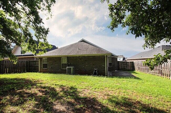Building Photo - Pet Friendly Ranch!