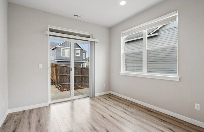 Building Photo - 12101 SE Punch Bowl Fls Ct