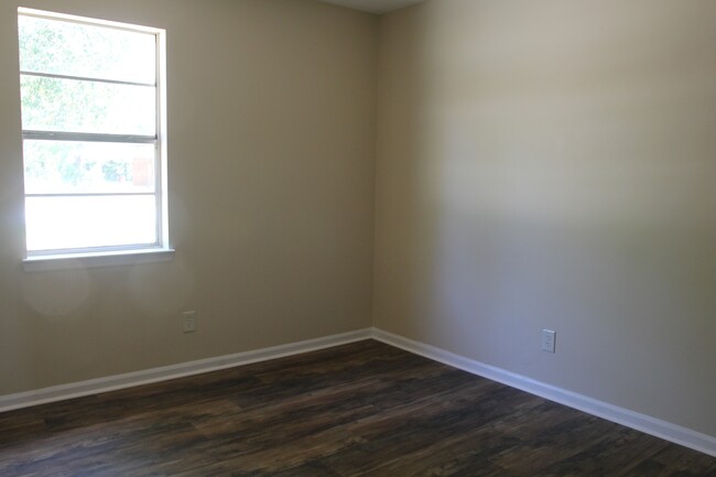 Building Photo - 2507 Beachview Dr