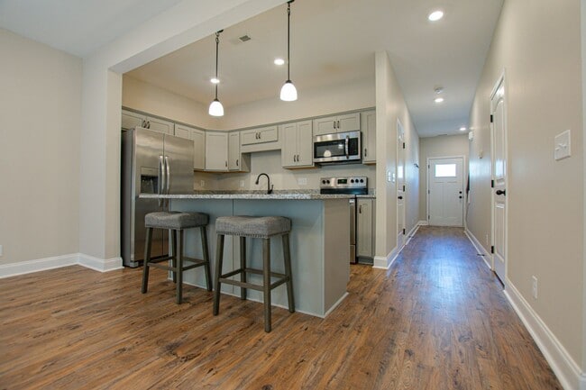 Building Photo - Pet Friendly Two Bedroom!