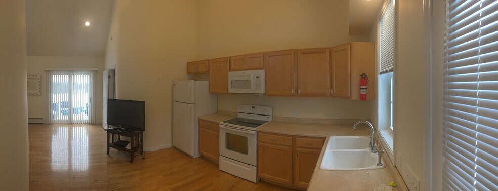 Kitchen - 3875 Union St