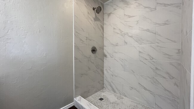 Building Photo - 2153 Huntleigh Dr