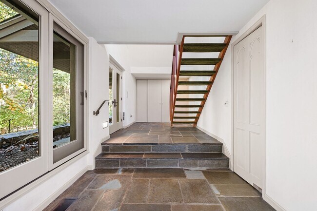 Building Photo - Mid Centurty Modern Home