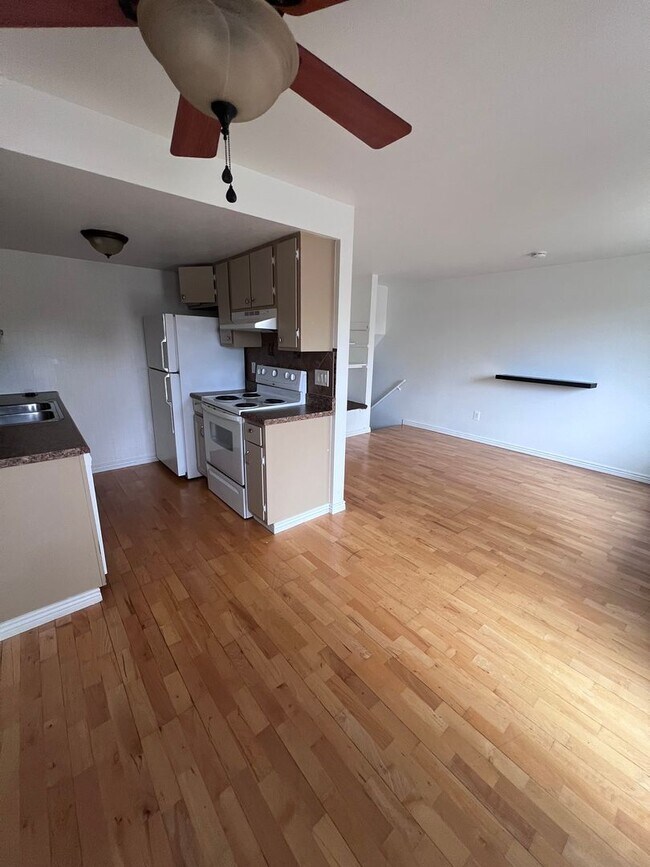 Building Photo - MOVE IN SPECIAL 2 Bed 2 Bath Townhome in L...