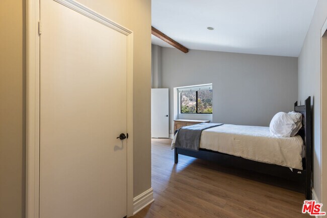 Building Photo - 1541 Palisades Dr