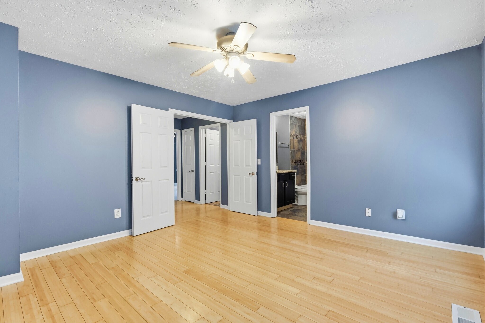 Building Photo - 388 Huntington Ridge Dr