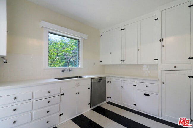 Building Photo - 523 N Gower St