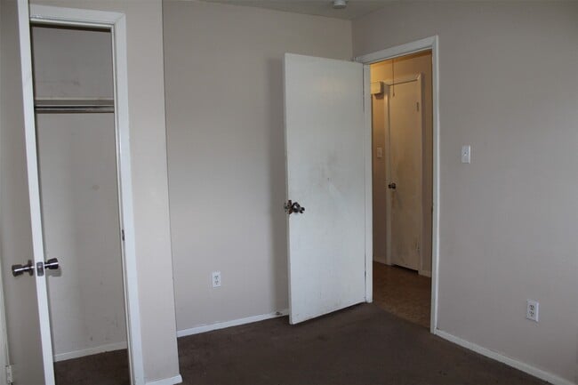 Building Photo - 8622 Brock Park Blvd