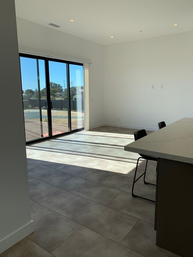 Building Photo - Clear Point Home - Ventura- Ocean Views - 4+3.5