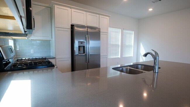 Building Photo - 2021 4/2.5 house in Devine Lake
