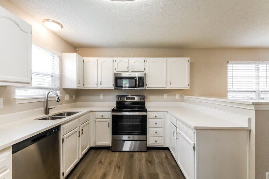 Building Photo - 10343 Kensil St