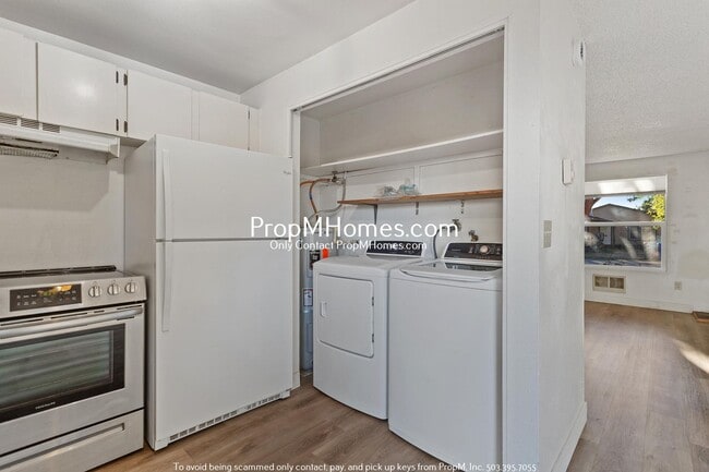 Building Photo - Cozy Two Bedroom in Montavilla - Large Fen...