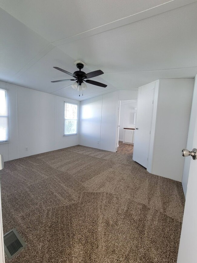 Building Photo - Ready to Move in