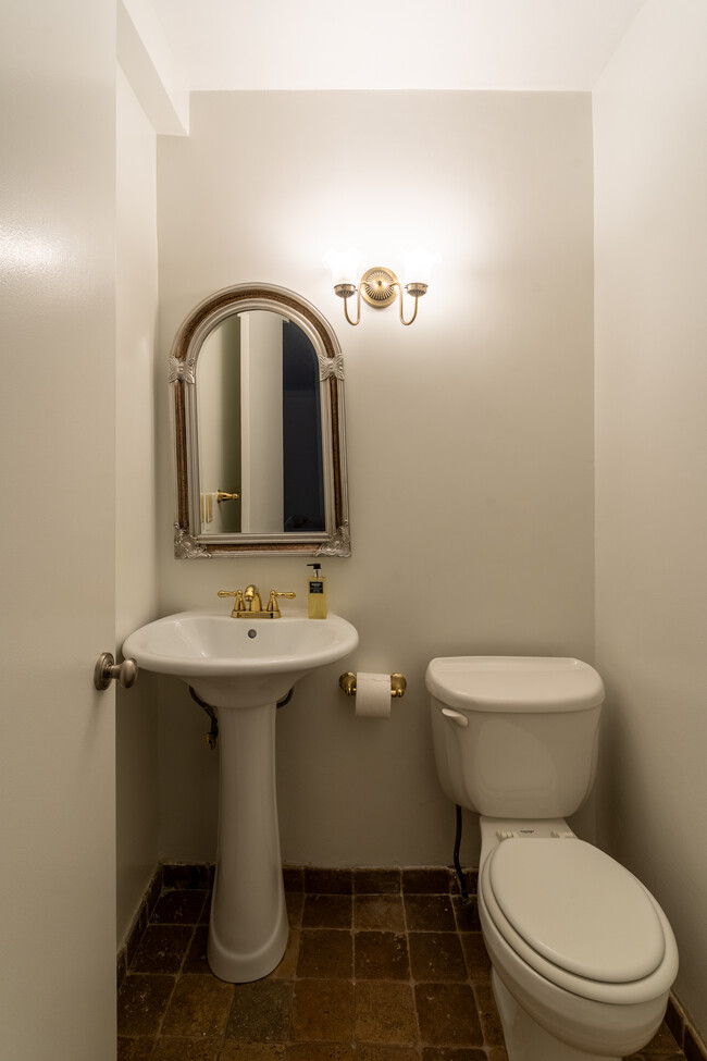 Building Photo - 161 W 61st St
