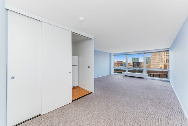 Building Photo - 2400 N Lakeview Ave