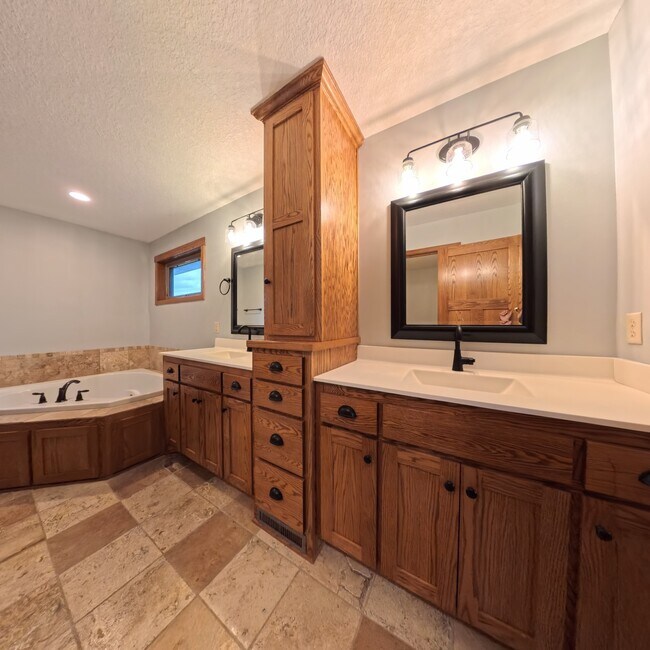Building Photo - 11956 Castle Rock Ct N