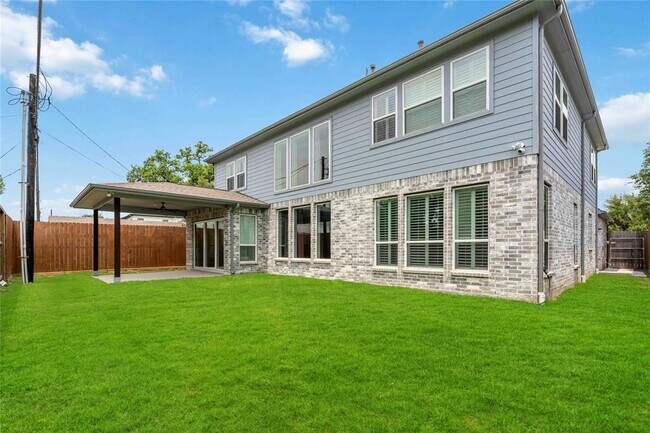 Building Photo - 1303 Gardenia Dr
