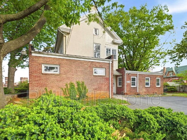 Building Photo - 323 N Potomac St