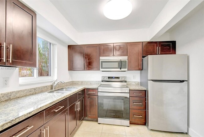 Building Photo - 407 SE 9th Ct