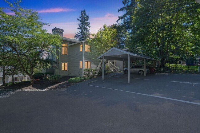 Building Photo - Your Sun-Drenched Redmond Retreat Awaits!