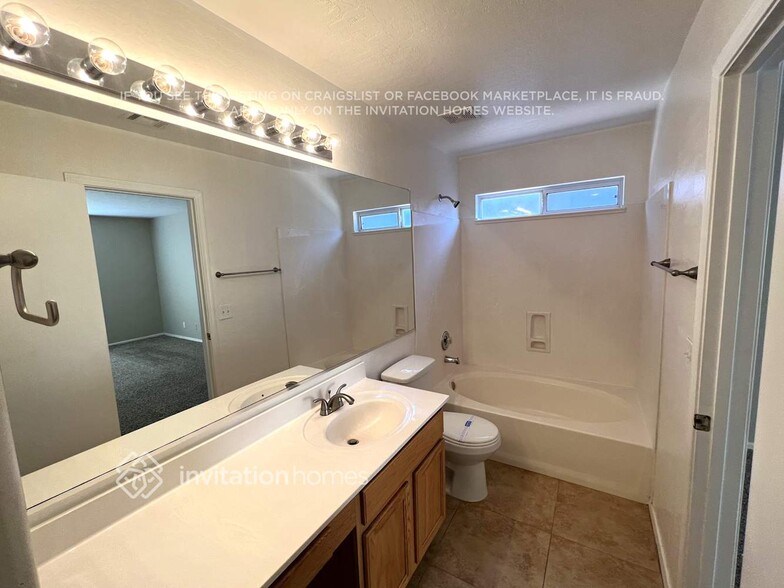Building Photo - 504 N Hassett