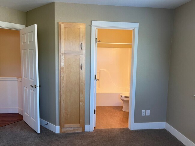 Building Photo - 1862 NW Shevlin Park Rd