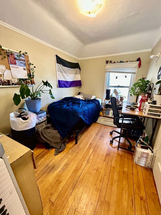 Building Photo - AVAILABLE JUNE 1st - Great 4 Bed, 1 Bath in East Duluth!