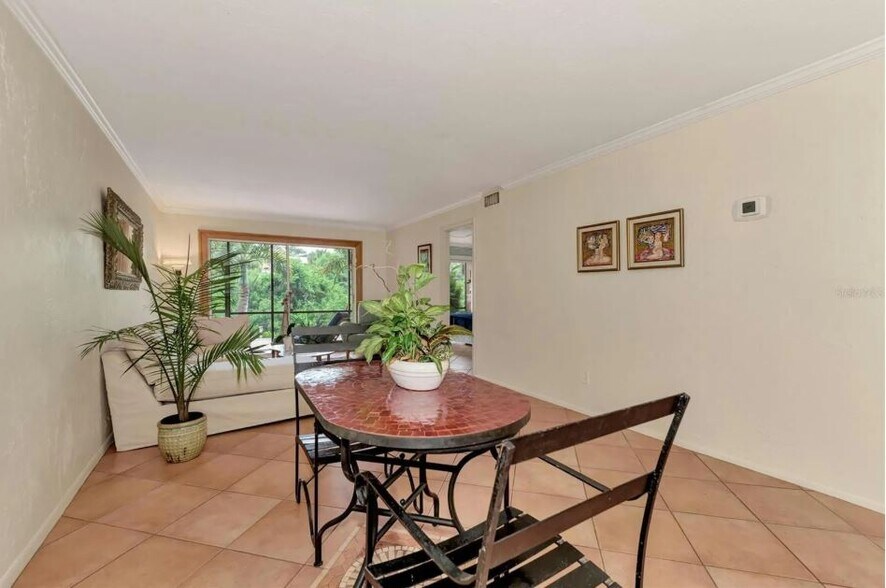 Building Photo - 1650 Pine Tree Ln